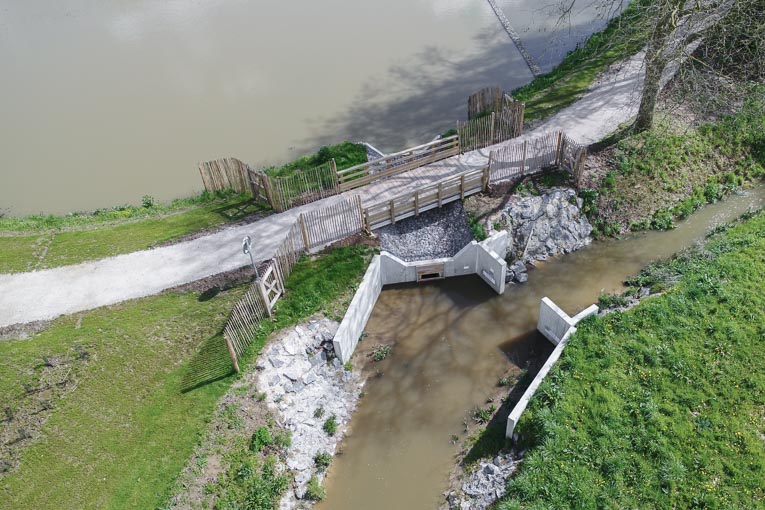  Conçus avec du béton XF4, les ouvrages d’art de Cimentub ont contribué à restaurer la vocation hydraulique de l’étang de Méteren. [©Cimentub]