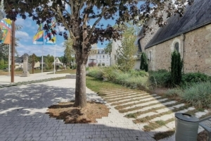 Des produits adaptés aux personnes à mobilité réduite animent les sols du centre-ville de Chambray-lès-Tours. [©Jonchère/GSL]