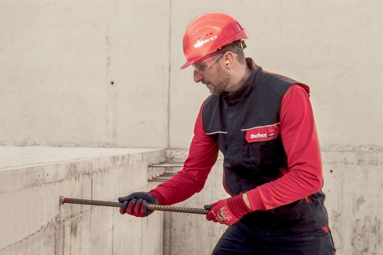 La résine hybride Fis RC II de Fischer combine une durée de vie de 100 ans et des températures d’installation allant de – 10 °C à + 40 °C. [©Fischer]