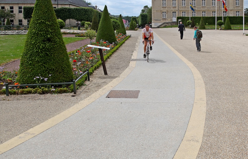 Grâce à différents effets de finition, la lutte contre Ies ICU accompagne la réflexion dans les espaces publics. [©Heidelberg Materials]