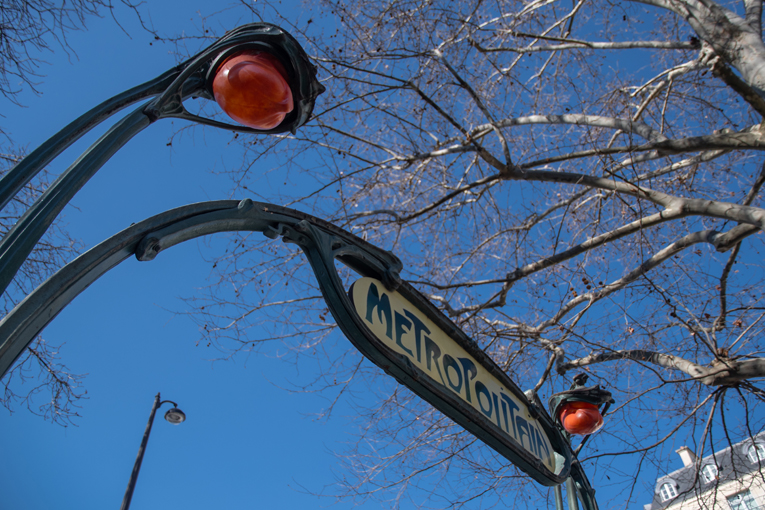 Les célèbres entrées de métro Guimard conçues au tout début du XXe siècle par l'architecte de l'Art nouveau Hector Guimard (1867-1942). [©ACPresse]