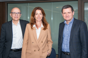 De gauche à droite, Jean-Michel Torrenti, président du conseil d’administration de l’Ecole française du béton, Laure Regnaud, directrice, et Pascal Bodet, président du conseil scientifique. [©ACPresse]