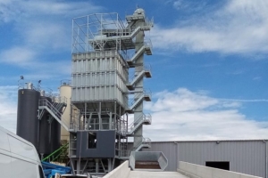 Sur l’unité de fabrication de blocs de l’industriel Rasori, Comatech a fait installer un élévateur vertical à granulats. [©Comatech]