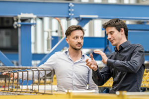 A droite, Benoît Guiberteau, responsable des ventes pour la France de Progress Machinen & Automation, en compagnie de .... [à compléter par Yann] [©Alex Filz]