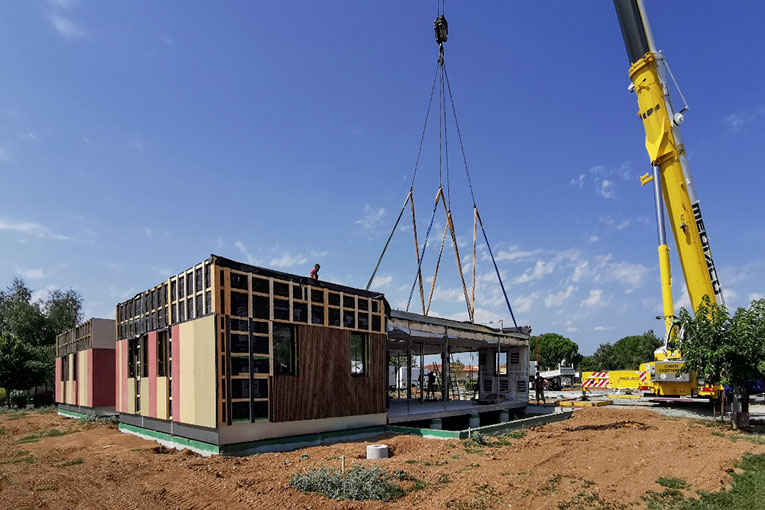 Construction d’un bâtiment à partir de modules préfabriqués en usine. [©ModuleM]