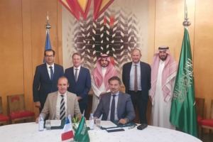 Les équipes de management de Shurfah et d’Hoffmann Green à l’ambassade de France en Arabie saoudite, en présence de M. l’Ambassadeur. [©Hoffmann Green]