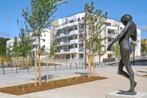 Vue actuelle de l’éco-quartier LaVallée. La Semop Châtenay-Malabry Parc Centrale en est l’aménageur. L’agence François Leclercq et le Studio Sanna Baldé en sont les urbanistes. Le paysagiste est l’agence Base. Quant à l’œuvre d’art, elle est signée André Hogommat. [©Frédéric Achdou/Eiffage]