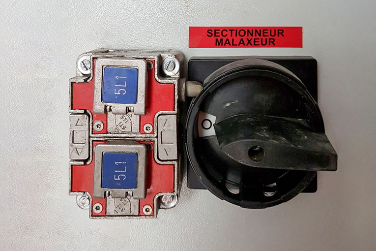 Avant toute intervention, le personnel habilité doit d’abord couper l’alimentation de l’énergie principale. Puis, cadenasser le sectionneur, afin d’éviter tout réarmement intempestif [©Industrielle du Béton]