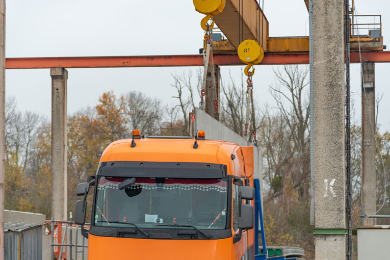 Les formations/informations vis-à-vis des manutentions et des opérations de levage visent l’usage des ponts roulants, leur vitesse d’utilisation, le transfert des pièces, le matériel d’élingage.
[©ACPresse]