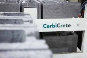 La start-up québécoise CarbiCrete a mis au point un béton sans ciment. Sa solution va encore plus loin : le béton emprisonne du CO2.