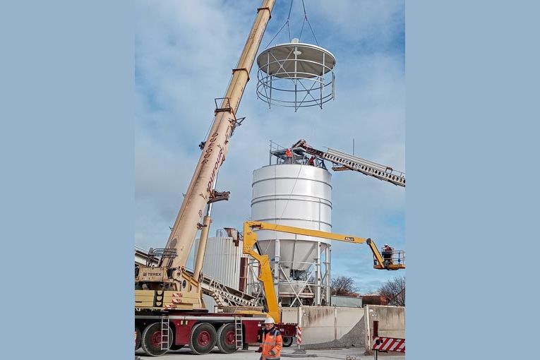 Changement d’un bulbe granulats sur une centrale à béton par les équipes Taillefer. [©Taillefer]