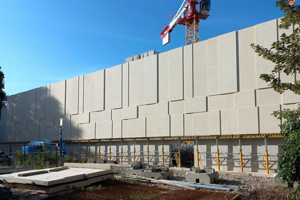 A Aubervilliers (93), le gymnase Guy Môquet s’habille de panneaux de façades préfabriqués en béton architectonique par l’industriel Prega. [©Prega]