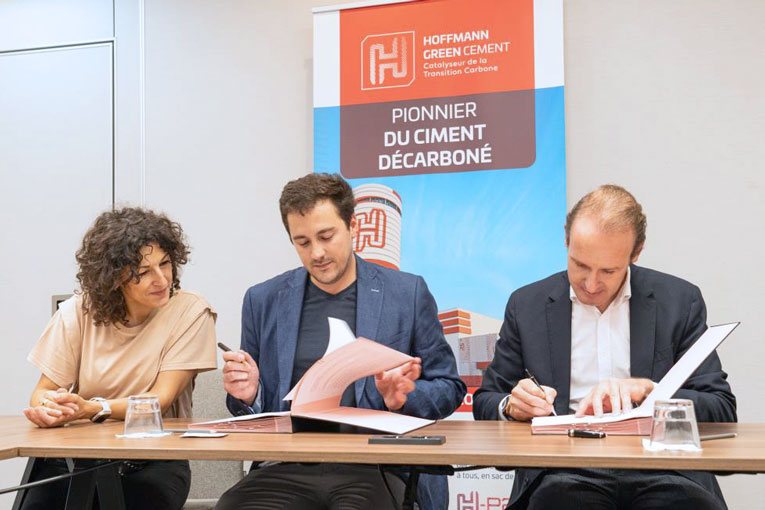 Les équipes de management d’Hoffmann Green et de Marne Béton signent l’accord commercial de 4 ans entre les deux groupes. [©Hoffmann Green]