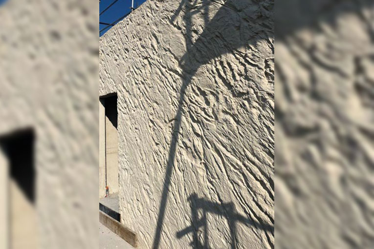 Les voiles matricés en béton coloré blanc de différentes tailles ont été conçues par Ferrer sud et Martinazzo BTP sur le chantier du futur siège social de Edgeflex, à Grabels, près de Montpelier. [©Ferrer Sud]