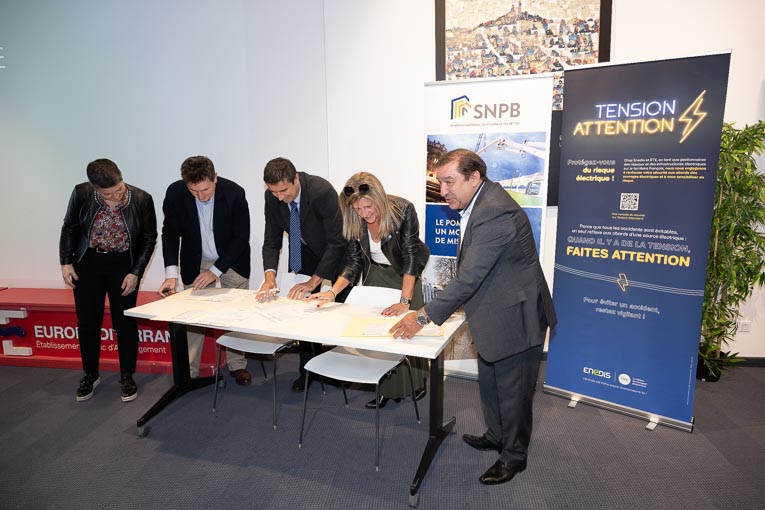 Le SNPB a signé avec l’OPPBTP, RTE et Enedis une convention de coopération pour prévenir les risques liés aux réseaux électriques. [©ACPresse]