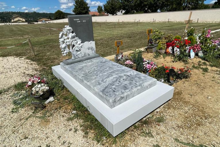 Tony Mérillon et Julien Delhomme se sont naturellement associés pour créer Aternam, fabricant de monuments funéraires. [©Aternam]