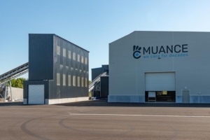 Dans sa nouvelle usine, Muance réalise des modules préfabriqués pour la construction de logements sociaux intégrant des matériaux innovants, tels que les bétons bas carbone. [©Muance]