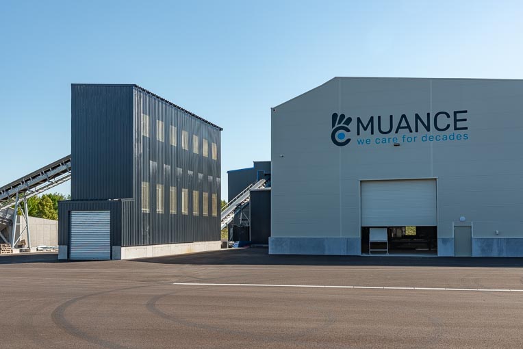 Dans sa nouvelle usine, Muance réalise des modules préfabriqués pour la construction de logements sociaux intégrant des matériaux innovants, tels que les bétons bas carbone. [©Muance]