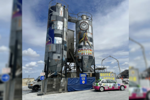 En libre-service, la centrale à béton de Drive Béton est décorée aux couleurs du film “Retour vers le futur”. [©ACPresse]