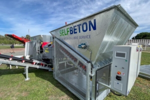 Distributeur automatique en libre-service, aux couleurs de Selfbéton. [©ACPresse]