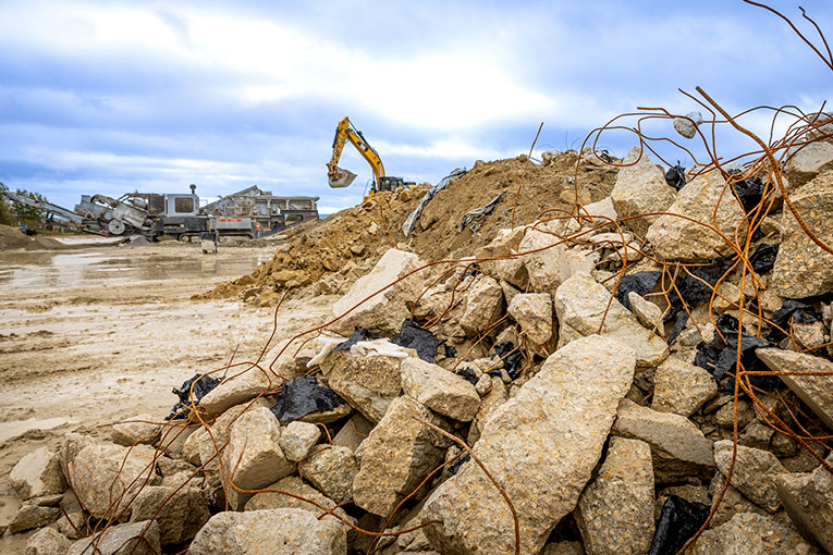 Le Programme Ressourceo d’Eqiom se traduit par l’accueil de déblais de chantier et de déconstruction sur ses sites. Ces gravats sont triés, afin de permettre le concassage des bétons de déconstruction. [©Eqiom]