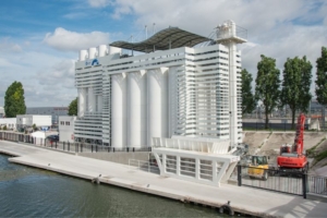 Centrale à béton Eqiom de Pantin (93), installée sur les bords du canal de l’Ourcq et construite par EMCI. [©ACPresse]