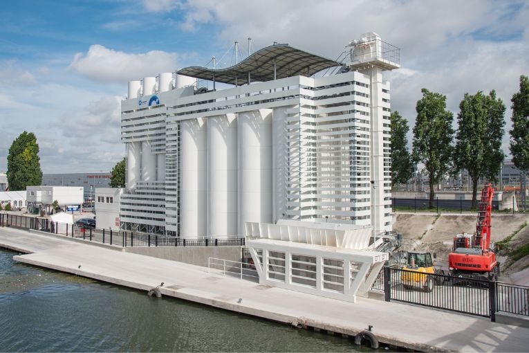 Centrale à béton Eqiom de Pantin (93), installée sur les bords du canal de l’Ourcq et construite par EMCI.
[©ACPresse]
