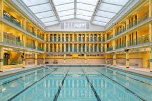 La piscine Pontoise fait partie des piscines mythiques Art déco créées dans les années 1930 par l’architecte Julien Pollet. [©Gérard Sanz]