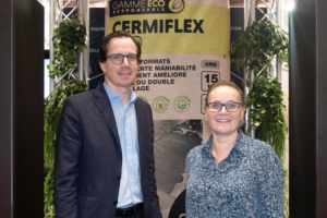 Julien Schloupt, directeur général de Cermix, et Vanessa Crenn, directrice marketing, devant un sac de mortier de la gamme éco-responsable. [©ACPresse]