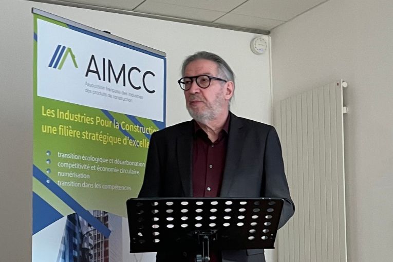 Philippe Gruat, président de l’AIMCC, expose, lors d’une conférence de presse qui s’est tenue à Paris, les résultats de son enquête sur annuelle qui concerne la conjoncture et les perspectives des industries des produits de construction.