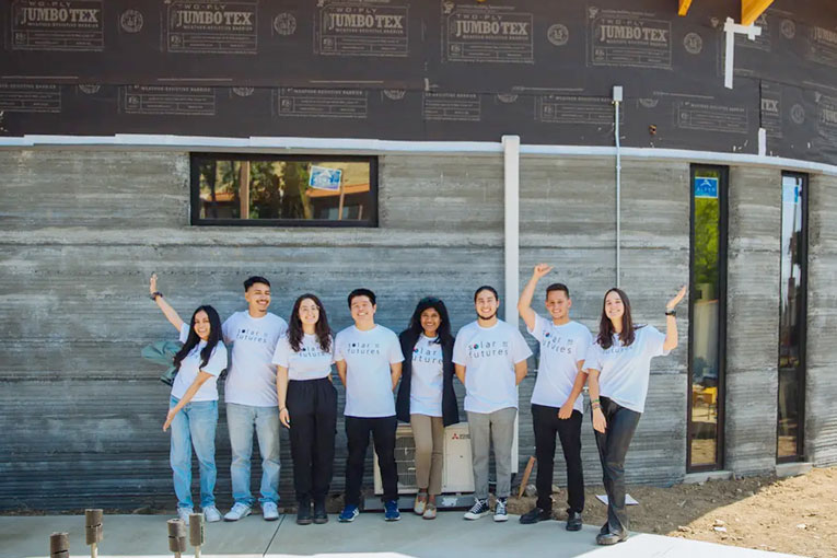 En collaboration avec l’entreprise Emergent 3D, les étudiants de Woodbury ont pu utiliser l’imprimante 3D béton Bod 2 de Cobod pour construire la première maison à énergie nette zéro, à Los Angeles. [©Cobod]