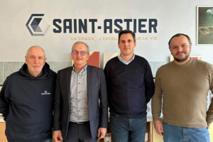 De gauche à droite : Michel Cadot, chargé de mission, Daniel Daviller, directeur technique des éco-matériaux et des matériaux biosourcés, Matthieu Tanguy, directeur général, et Bernard Salesses, responsable développement technique éco-matériaux chez Saint-Astier. [©Saint-Astier]