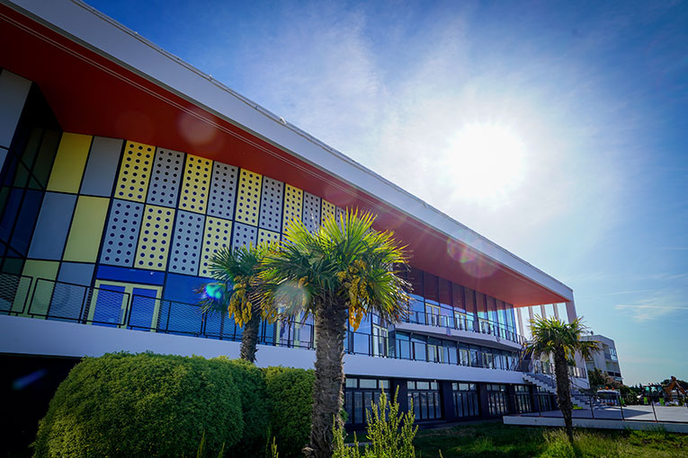 Ici, Claude Ferret ose le béton brut, les toits-terrasses, la couleur et de nouvelles solutions constructives et décoratives. [©Palais des congrès de Royan Atlantique]