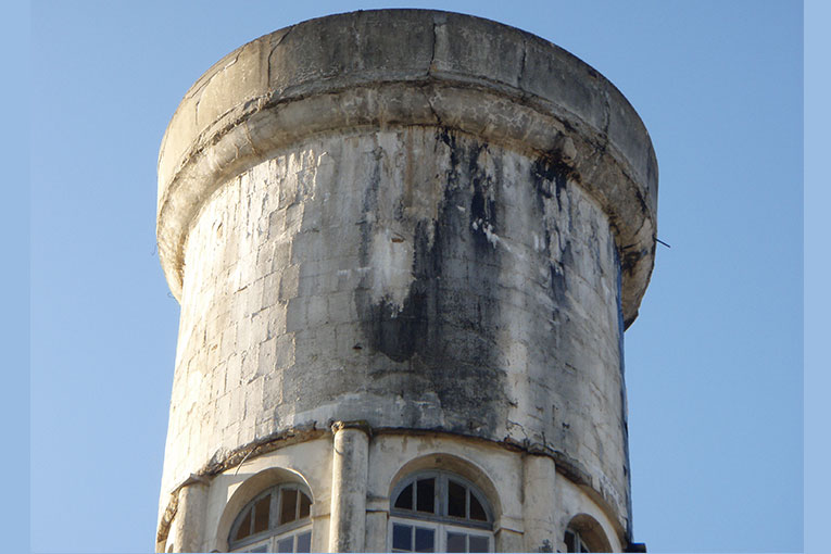 Une salle vitrée donnant sur l’horizon se trouve au sommet du château d'eau de Podensac. [©Le Groupe des Cinq]