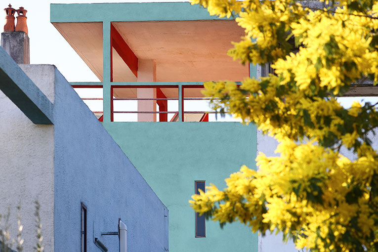 C'est la première et unique fois que Le Corbusier intègre la couleur sur une façade. [©Ville de Pessac – Dominique Le Lann - ADAGP/FLC]