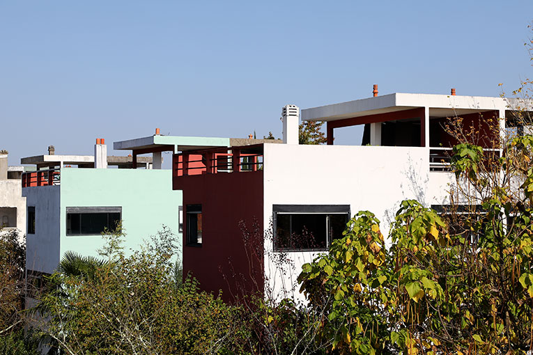 En 1973, la rénovation complète d’une habitation, classée au titre des Monuments historiques en 1980, marque le début d’un processus de restauration du quartier, toujours en cours. [©Ville de Pessac – Dominique Le Lann - ADAGP/FLC]