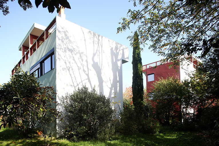 C’est l’industriel sucrier Henri Frugès qui commande en 1924 à l’architecte et à son cousin Pierre Jeanneret, la construction d’un quartier d’habitations pour ses ouvriers.  Ce sera la cité Frugès. [©Ville de Pessac – Dominique Le Lann - ADAGP/FLC]