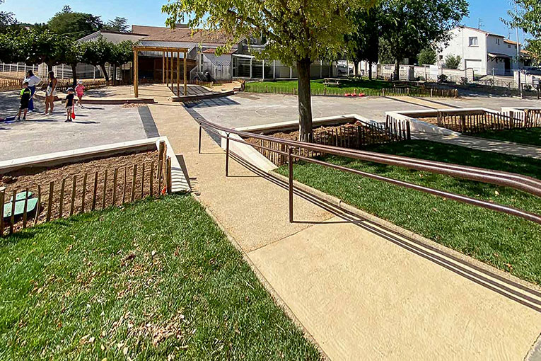 La Ville de Vendargues a choisi le béton perméable Pervia de Cemex pour ses écoles. [©Cemex]