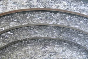 Les fibres métalliques Bekaert présentent la particularité d’être encollées pour permettre une meilleure dispersion dans la matrice béton. [©ACPresse]