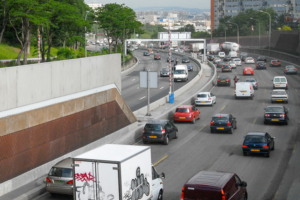 En France, le coût sanitaire dû à la pollution de l’air est évalué à plusieurs dizaines de milliards d’euros... Vue sur le périphérique parisien. [©ACPresse]