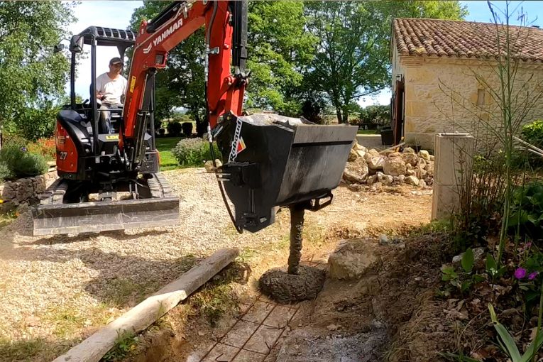 Le nouveau godet-malaxeur de Rabaud permet de travailler sur des chantiers exigus et difficiles d’accès. [©Rabaud]