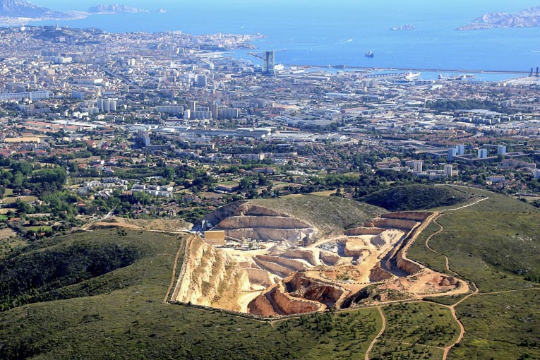 Implantées de longue date, les carrières se retrouvent aujourd’hui en zones péri-urbaines.

[©Bronzo Perasso]