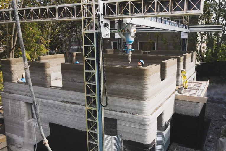 A l’aide de l’imprimante 3D béton Bod 2 de Cobod, Nidus 3D bat son précédent record, en construisant le premier bâtiment de trois étages imprimé en 3D en Amérique du Nord. [©Nidus3D]