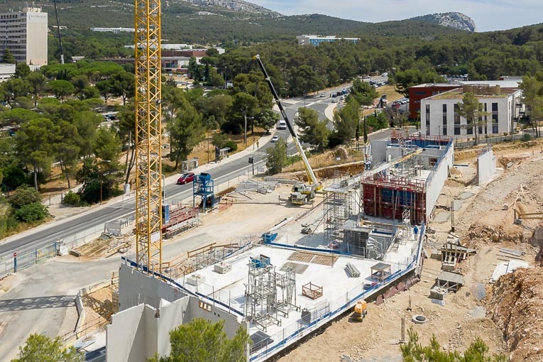 Le bas carbone concerne toutes les gammes de produits, ce qui permet de livrer des bétons à moins de 50 % de CO2. Chantier du campus Luminy Kedge, à Marseille.

[©Bronzo Perasso]