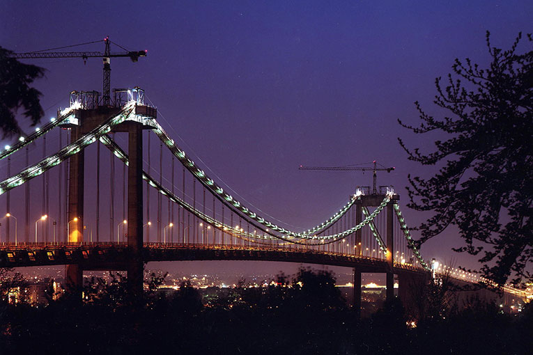 Bien qu'étant éloigné du centre-ville, le pont d'Aquitaine en raison de sa hauteur et de son imposante stature se glisse parfaitement dans le paysage bordelais.[©DIR_Atlantique]