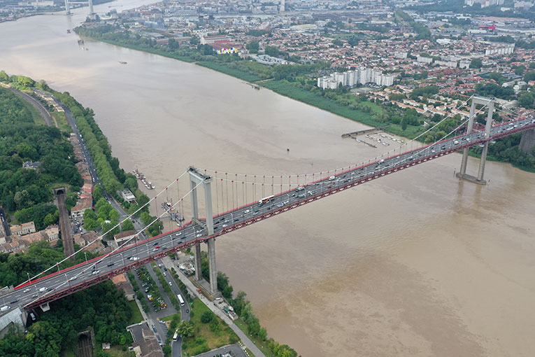 Le pont d'Aquitaine étant soumis à d'importantes variations climatiques et à des contraintes diverses, il est quand même indispensable d'effectuer de nouvelles vérifications à intervalles réguliers. [©DIR_Atlantique]