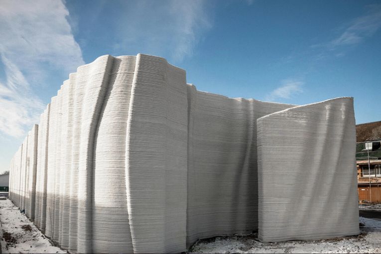 Façade à murs ondulés du plus grand bâtiment imprimé en 3D d’Europe via la technologie Cobod. [©Cobod]