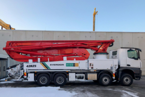 La pompe à béton 42RZ5 de Hyundai Everdigm bénéficie d’une stabilisation avant de 6,30 m et de 8,90 m à l’arrière. [©Hyundai Everdigm]