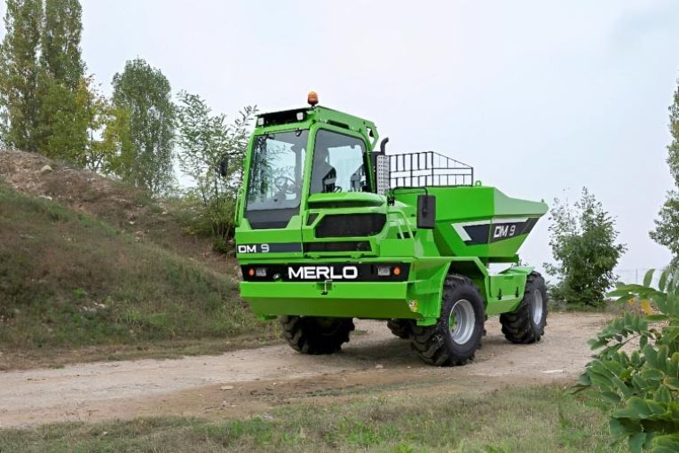 Le mini-dumper DM9 de Merlo profite du même châssis que les auto-bétonnières DBM. [©Merlo]