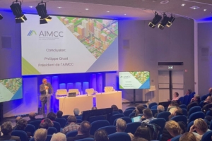 Lors d’une conférence de presse, Philippe Gruat, président de l’AIMCC, s’exprime sur la future entrée en application du Règlement Produit Construction (RPC) et souligne l’inquiétude des industriels. [©AIMCC]